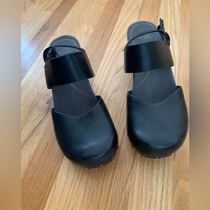 Dansko clogs size 40. Sooo comfortable! Good w jeans or dresses 😁